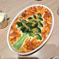 “ダイナミック”な「クリスマスツリーグラタン」が話題　ブロッコリーで作る大胆料理、水溜りボンド・トミーも絶賛