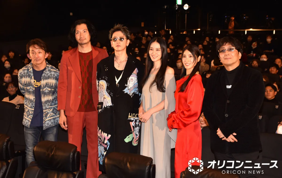 佐藤健＆武井咲ら、サプライズ登場にファン絶叫　『るろ剣』キャストが再集結