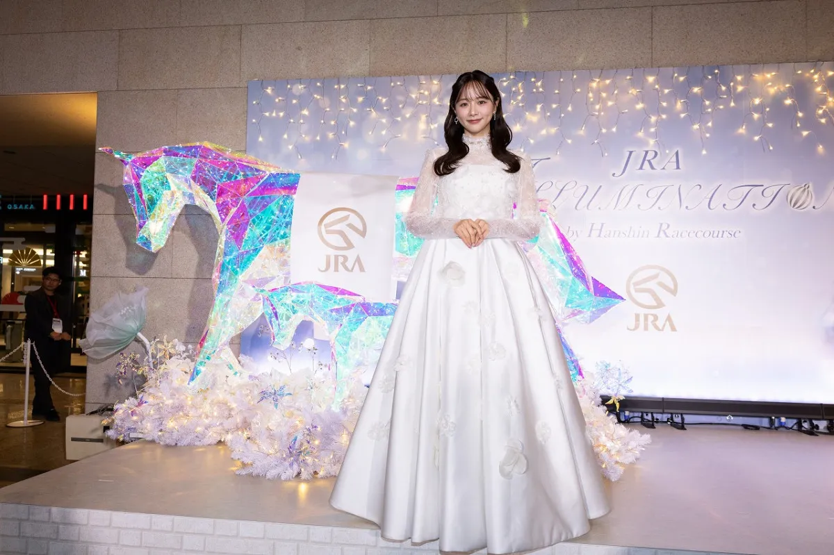 “今年の顔”森香澄、純白ドレスで大阪登場…「美しいですー！」　光り輝く馬と2ショット