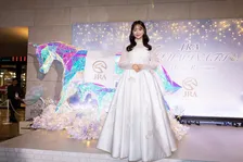 “今年の顔”森香澄、純白ドレスで大阪登場…「美しいですー！」　光り輝く馬と2ショット