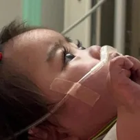 くりくりお目目に“天然まつエク”　思わず見入ってしまう赤ちゃんに「こんな可愛い目力の持ち主いるのか」「ちっちゃいギャル」