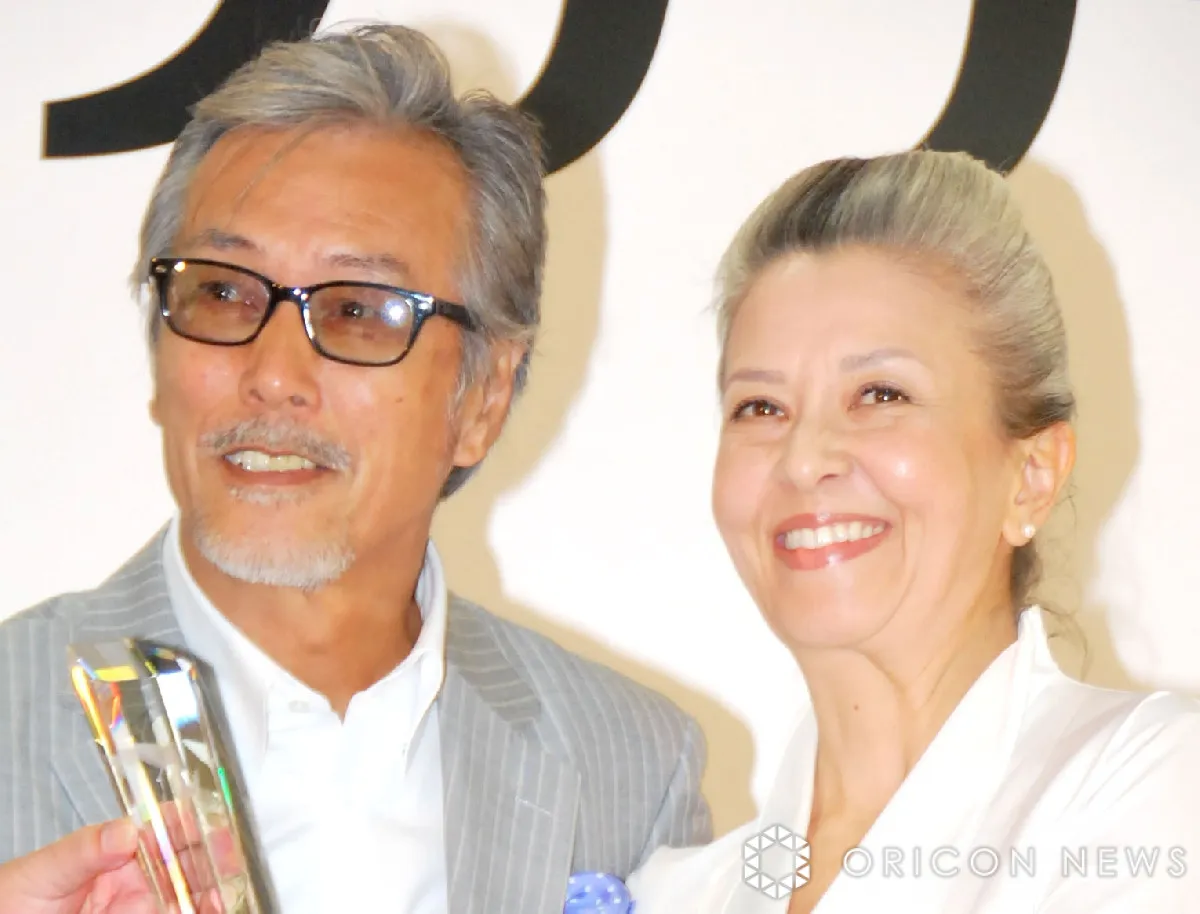 岩城滉一の妻・結城アンナ、「年々シンプルに」自宅ツリーを紹介　「とっても素敵」「シンプルでセンスのいいデコレーション」「大人のツリー」と反響