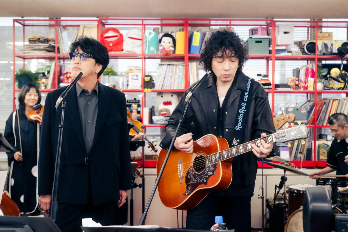 『tiny desk concerts JAPAN』に岡村和義が登場　ストリングス＆自作ギターで魅了した“生声ライブ”