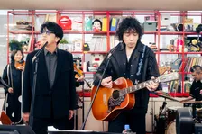 『tiny desk concerts JAPAN』に岡村和義が登場　ストリングス＆自作ギターで魅了した“生声ライブ”