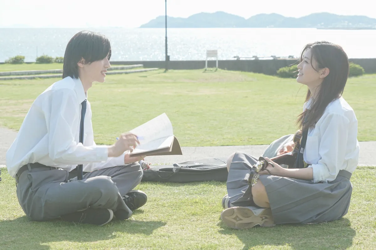 道枝駿佑＆生見愛瑠『君が最後に遺した歌』“10年の愛の軌跡”場面写真が一挙公開　制服姿のまぶしい青春ショット
