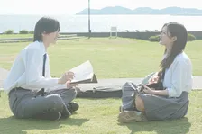 道枝駿佑＆生見愛瑠『君が最後に遺した歌』“10年の愛の軌跡”場面写真が一挙公開　制服姿のまぶしい青春ショット