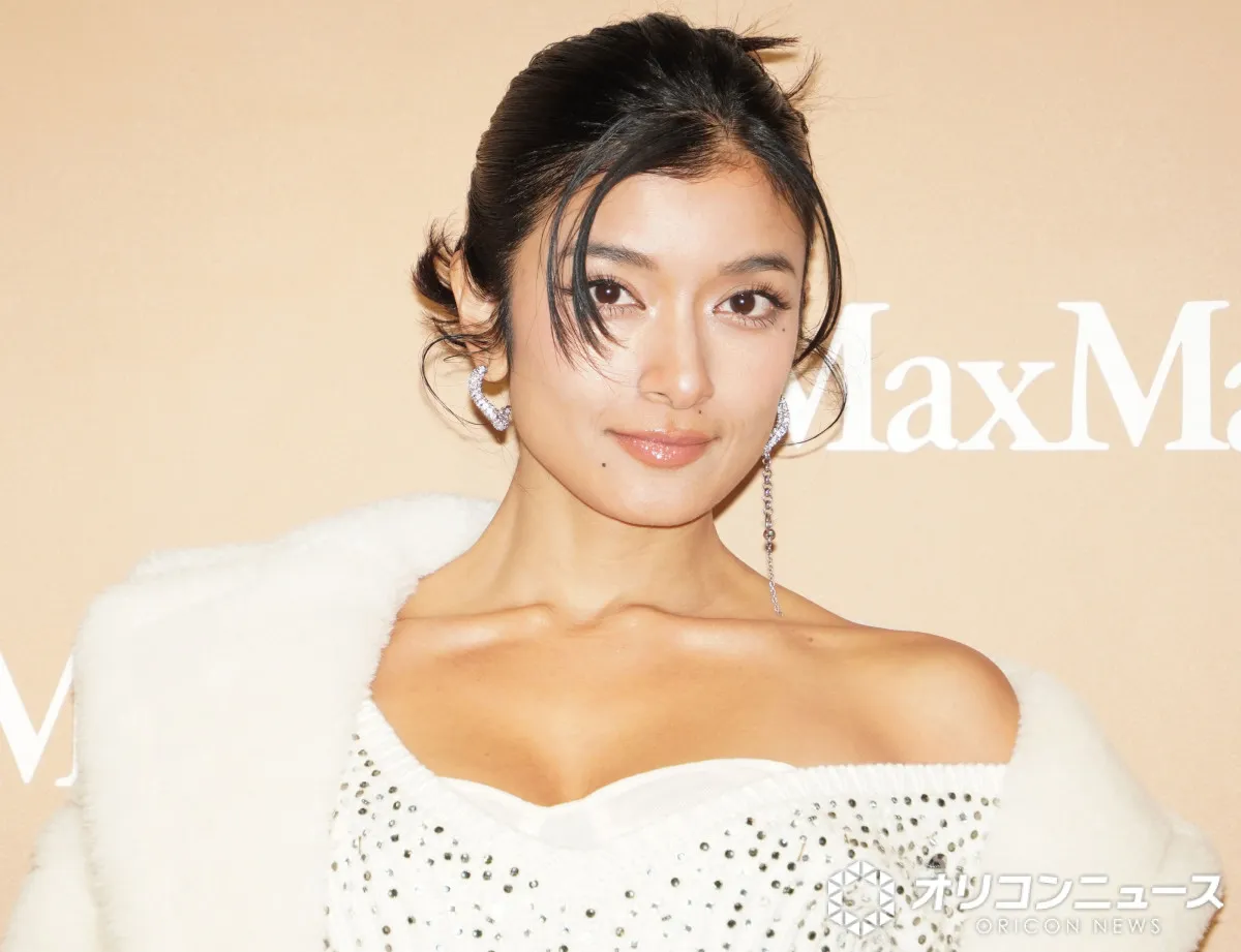 ローラ、手描きの“馬の水墨画”に反響「すごい」「今にも駆け上がりそう」「ステキかわいい」　2026年の干支・午（うま）を“9時間かけて”描く