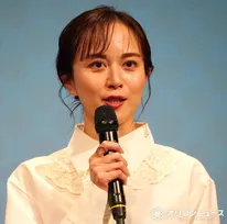 比嘉愛未、ベテラン俳優に思わず手が出る？　撮影現場のハプニングを笑顔で告白「爪痕残されました」