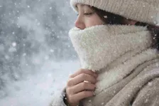 「重ね着より効く？」「厚着してもまだ寒い」体感温度が変わるしっかり“首元防寒”するネックウォーマー