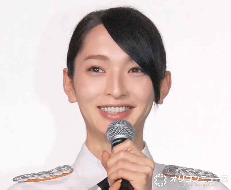 37歳・佐藤かよ、美バスト＆二の腕際立つ“露出多め”キャミドレス姿に反響「セクシー」「大人の色気」「美ワキですね」