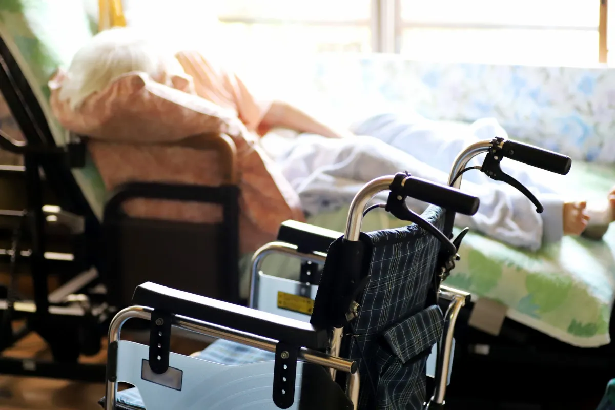 介護職員による高齢者虐待、過去最多1220件に　専門家が語る「虐待リスクの見抜き方」と施設選びで注意すべき点