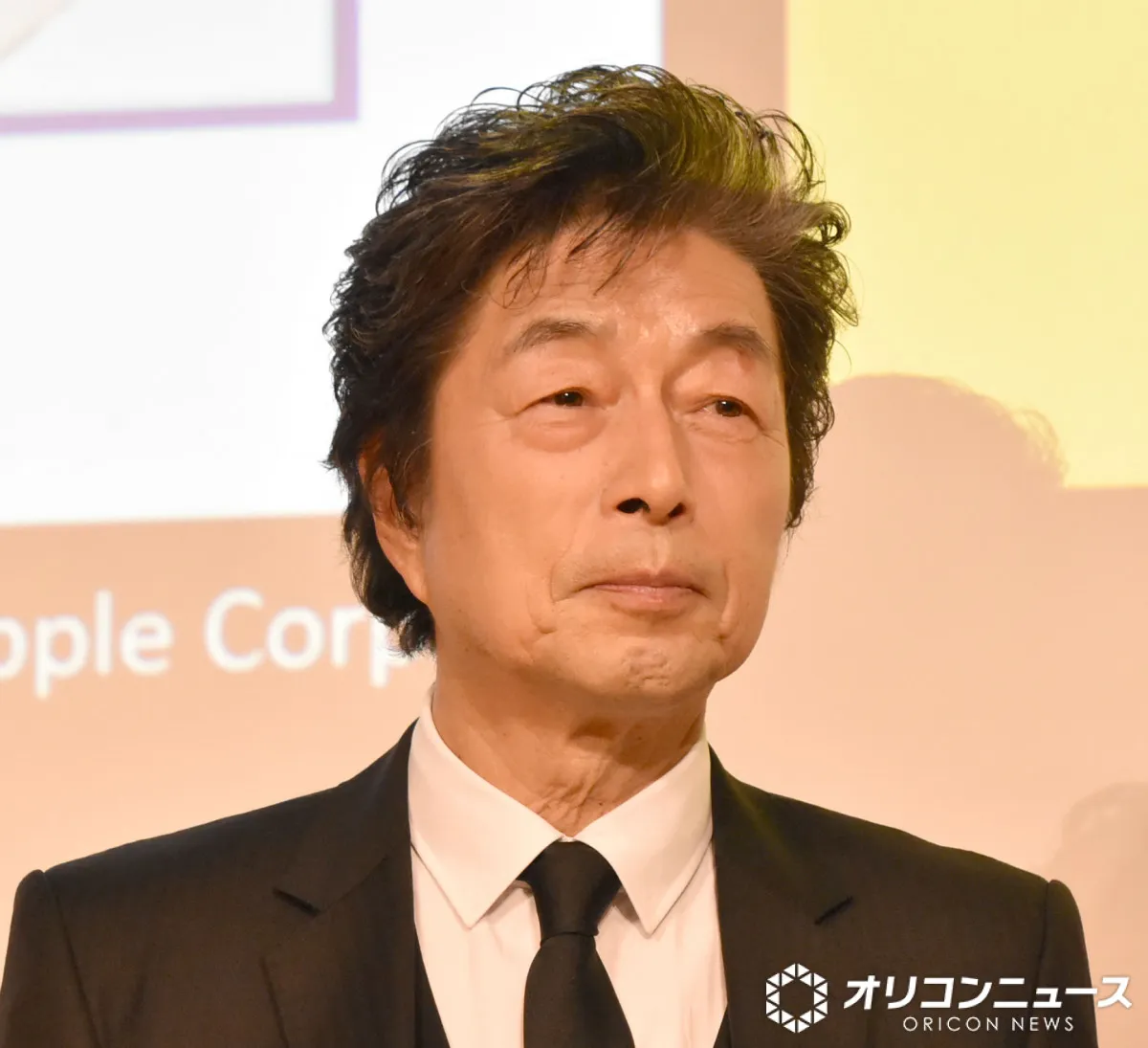 中村雅俊、“妻”らと集合ショット　おそろいユニフォーム姿「本当に仲良しさんすぎて癒されます」ドラマ『終幕のロンド』オフショット