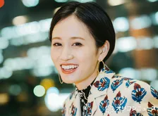 前田敦子、赤ちゃん抱き“夫”と3ショット「みんなかわいい〜」ドラマ『スキャンダルイブ』オフショット