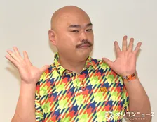 クロちゃん、163万円の指輪を披露　「ダイヤすごいじゃないですか！」