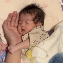 ”パパの手のひら”にフィットする、赤ちゃんの寝相事情「今まで見た赤ちゃんで1番可愛い」「ほっぺの柔らかさ伝わる」