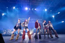 LE SSERAFIM『CDJ』メインステージを掌握　9曲すべて生バンドアレンジで圧巻のステージ