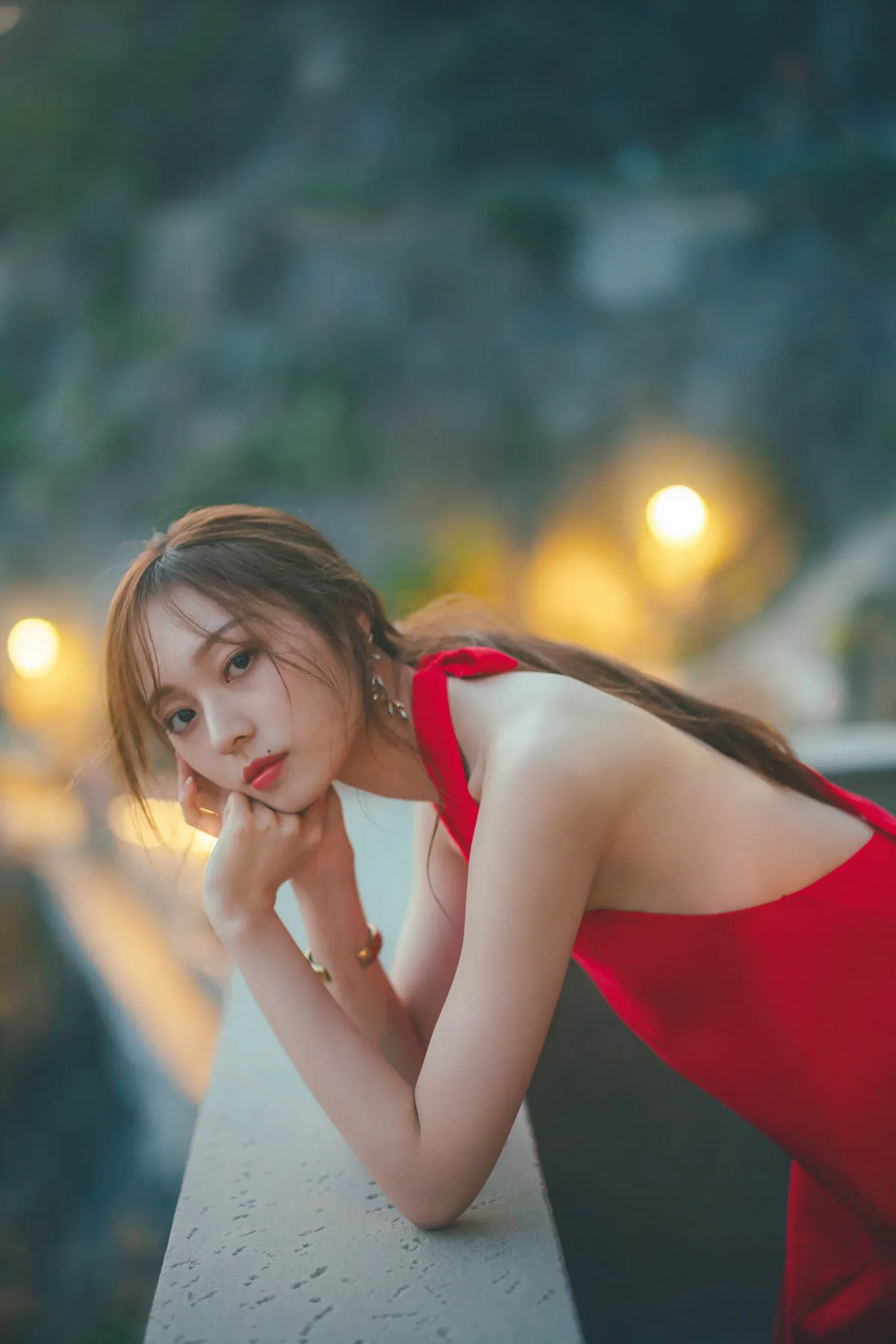 乃木坂46梅澤美波、艶やかな赤ドレス姿披露　大人っぽさ詰まった写真集カット公開