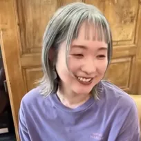 老け感ゼロ…白髪染めをやめた43歳女性　グレイヘアへの移行に葛藤も、“心の揺れ”をおさめてくれた夫の言葉