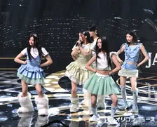 【レコ大】ILLIT、キュートに「Almond Chocolate」をパフォーマンス　振り付け覚えられなかった安住アナはアーモンドチョコレート連続食い