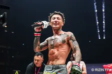 【RIZIN】篠塚辰樹、冨澤大智を返り討ち！　鋭い打撃の連打で2ラウンドTKO勝利【写真追加】