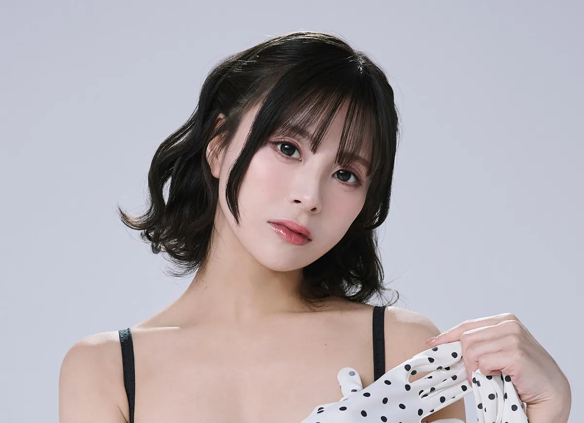 元AKB48・現「煌めき☆アンフォレント」リーダー・佐藤栞の現在地　ナチュラルな水着から「アイドル全開」の姿まで