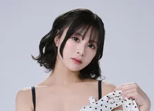 元AKB48・現「煌めき☆アンフォレント」リーダー・佐藤栞の現在地　ナチュラルな水着から「アイドル全開」の姿まで