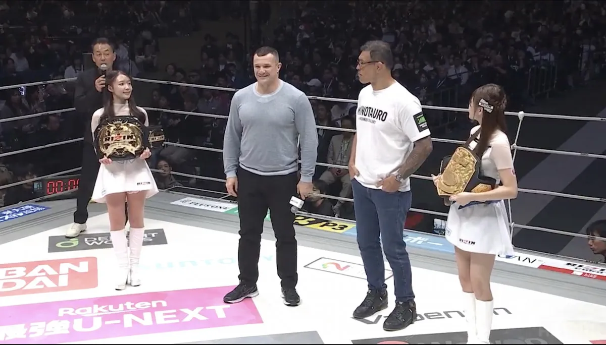 【RIZIN】“レジェンド”ミルコ・クロコップとアントニオ・ホドリゴ・ノゲイラがリング上からあいさつ