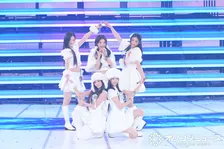 【紅白】ILLIT、“妖精ビジュアル”で登場　“いい曲だと思ったら…”楽曲クレジットが話題に「セカオワの…」