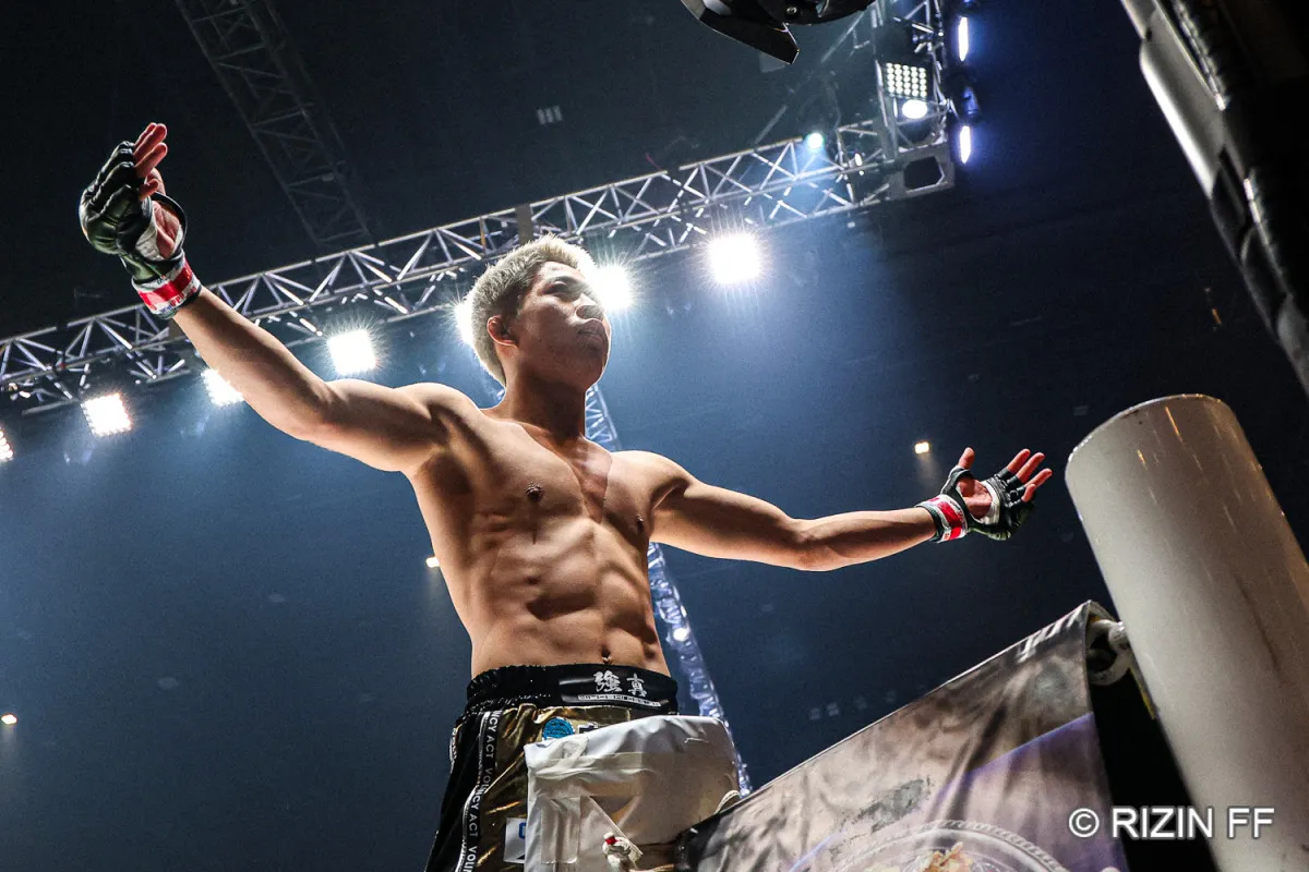 【RIZIN】秋元強真、緊急参戦もヒザ蹴りで豪快TKO！　今年4戦4勝で2025年MVP級の活躍　試合後は斎藤裕に対戦要求