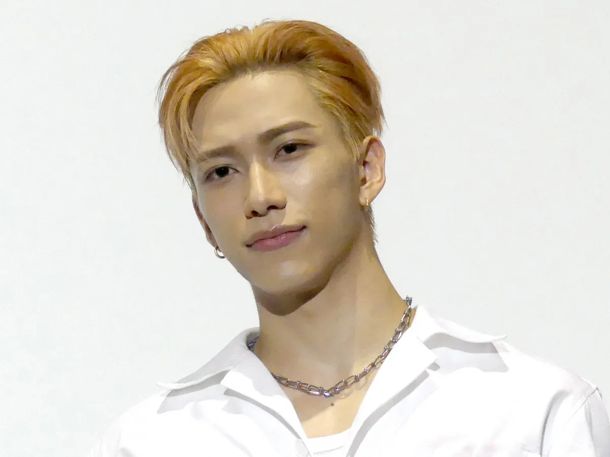 INI池崎理人、“平成質感”写真に反響「パパも昔はかっこよかったんだぞのそれ」「絵になりすぎ」