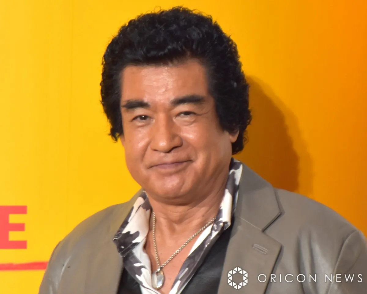 藤岡弘、息子＆娘4人に囲まれ笑顔　家族5ショットにネット衝撃「美男美女」「ご利益ありそうだ」