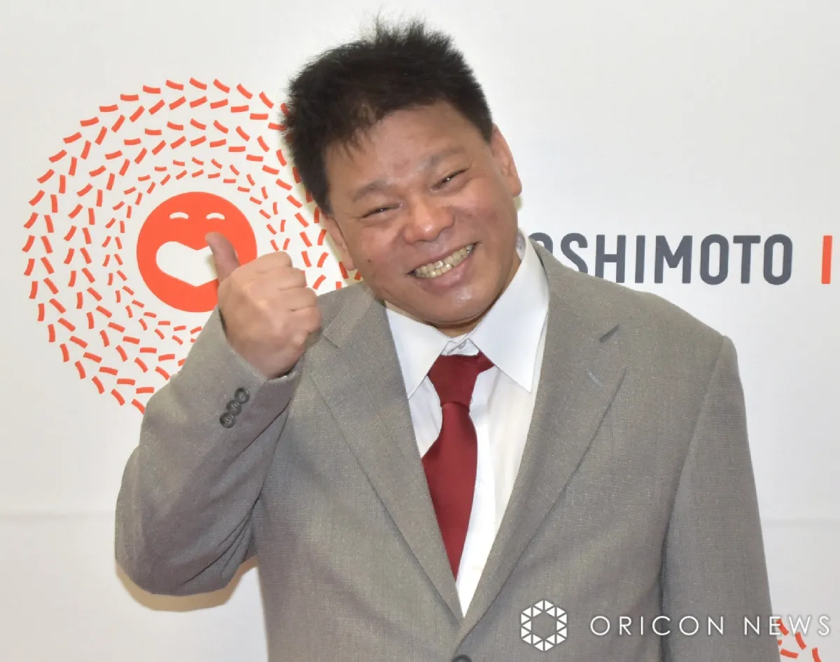 ジミー大西、母との“顔出し”幼少期ショットに「そっくりすぎる」と反響続々