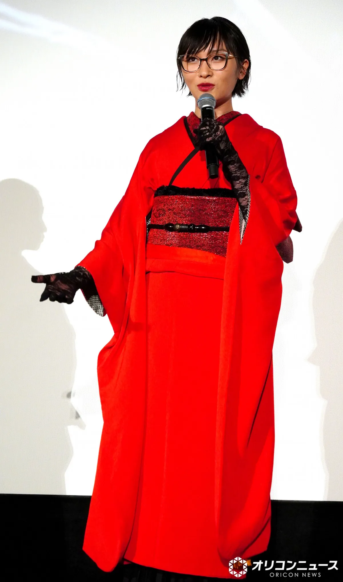 新しい学校のリーダーズSUZUKA、“腕章柄”の帯と真っ赤な着物で自身を表現　寺西拓人も興味津々「すごくないですか」