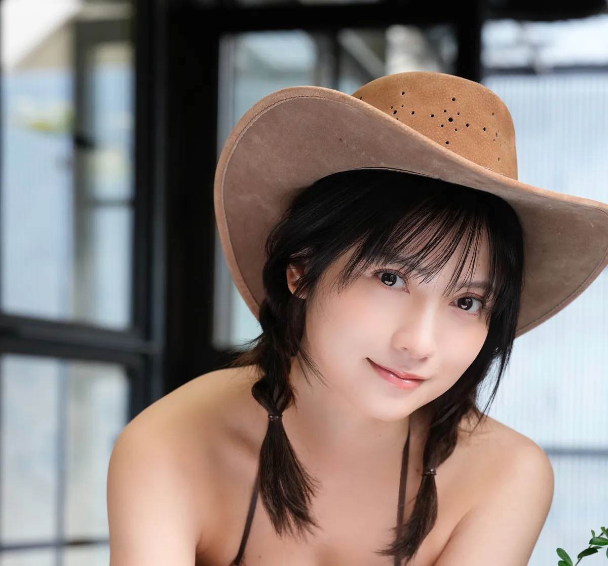 桃月なしこ、今年の干支「馬」モチーフのグラビア撮影で苦い顔「恥ずかしながら私は人参が苦手なので…」