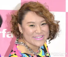 バービー「年始ということで新調したパンツを履いたら…」　“衝撃”ショットに「元気もらいました」「大好きです」　夫＆長女＆愛犬との家族ショットも投稿