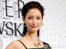 菜々緒、“双子の妹＆父親”とギター手に仲良し3ショット「顔が3倍くらい違うwww」「この姉妹好きすぎる」　『カーセンサー』新CMでロバート秋山＆吉田鋼太郎と姉妹＆親子役