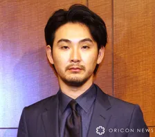 松田龍平、母や妻ら家族のイラスト描かれた“書き初め”披露に反響「わー！似てる!!」「特徴とらえてて可愛い」「才能果てしない」