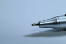 「毎日のボールペンをアップデートしたくなったらこれ」文具好きの編集部員が本気で選んだ、毎日使いたくなる高品質ボールペン5選