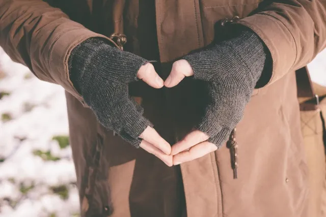 「手袋が邪魔」から解放　防寒×操作性を両立する“半素手グローブ”