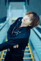 恐竜好き俳優・庄司浩平、“憧れの聖地”で撮影「本当に最高でした！」　美麗カット満載の4月始まりカレンダー発売決定