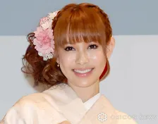 上原さくら、5歳長女と初詣で親子2ショット　“とても可愛い”姿も紹介「もうすっかりお姉さんに」「出店が気になるのすごいわかる」