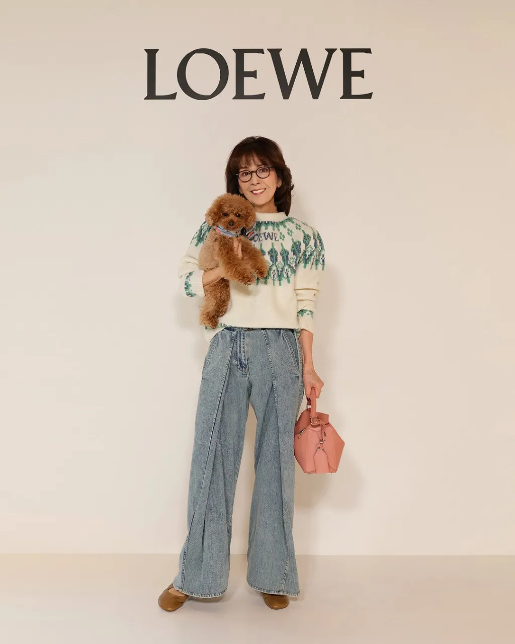 坂本九さん妻・柏木由紀子、愛犬抱っこで銀座に登場　「ロエベ」日本最大旗艦店オープン記念フォトコール
