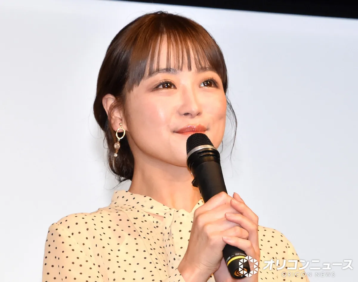 37歳・鈴木奈々「久しぶりに制服を着ました」、ミニ丈スカートに「生足出すの恥ずかしい」