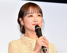 37歳・鈴木奈々「久しぶりに制服を着ました」、ミニ丈スカートに「生足出すの恥ずかしい」