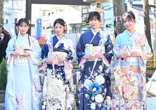 「僕が見たかった青空」二十歳メンバーが“青空”のもと成人式　あざやかな晴れ着姿を披露