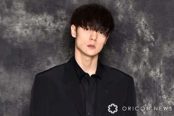 窪田正孝、タンクトップ姿で披露した鍛え抜かれた“筋肉美”に「凄い細マッチョ」「肩むっきむきえぐぅ」と反響