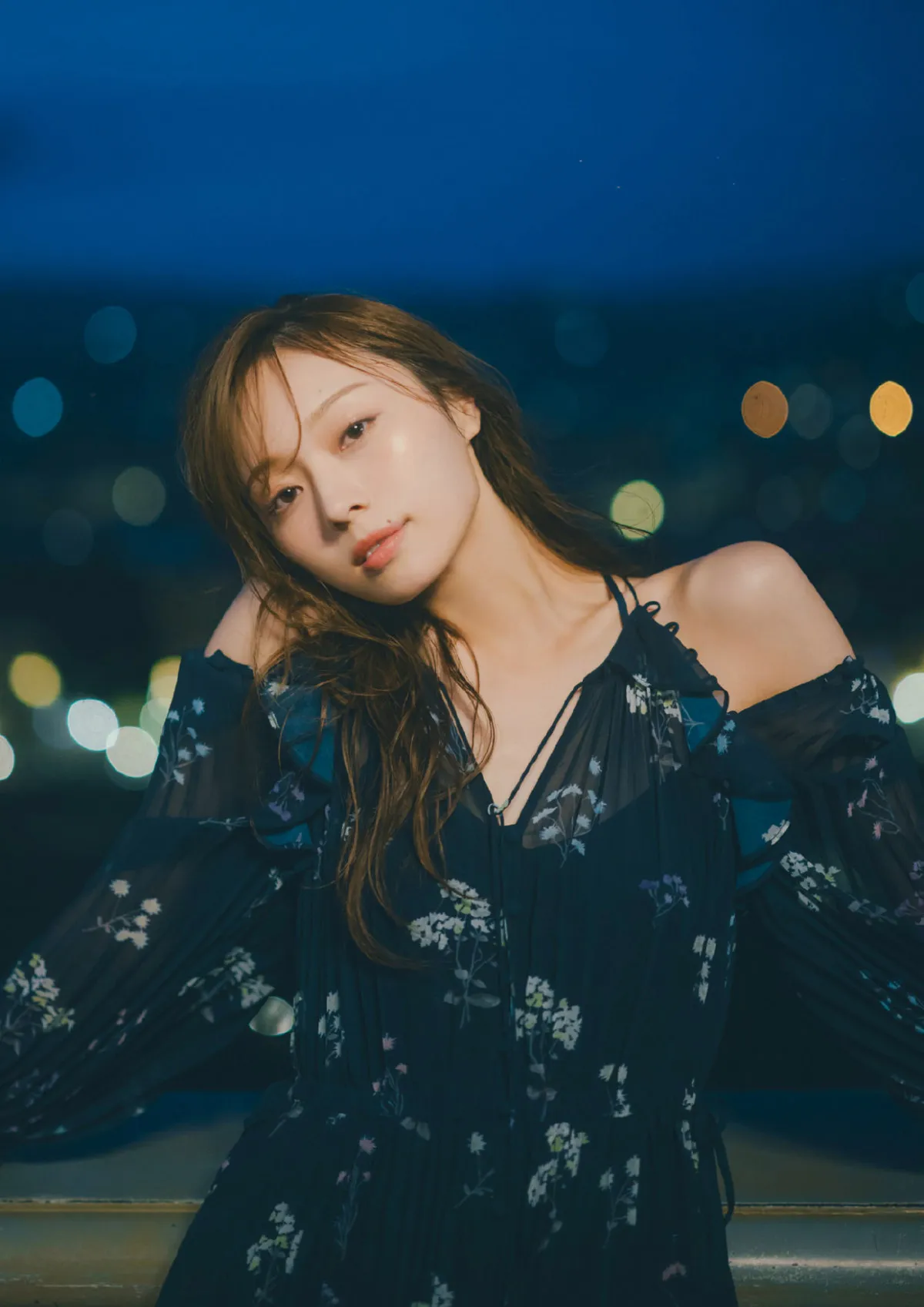 乃木坂46梅澤美波『2nd写真集』裏表紙全4種解禁　“崖ドレス”の長すぎる美脚ショットも