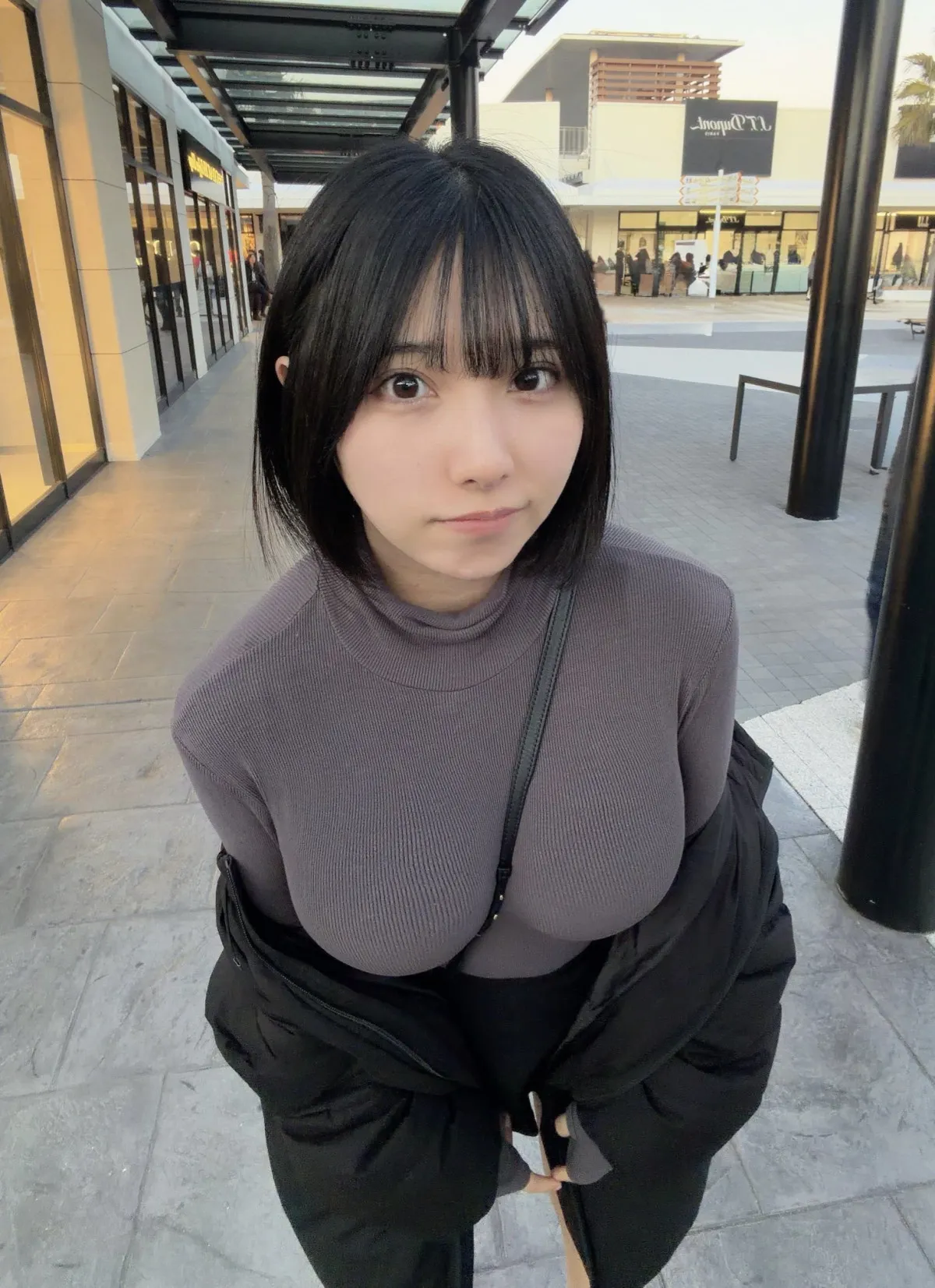 現役薬学生の人気グラドル、ぴたぴたニットで大胆ボディ強調「完璧なライン」「おおきすぎるよ」