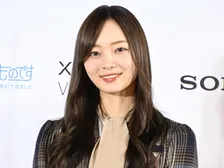 乃木坂46梅澤美波、“素足ドレス”姿に反響　長すぎる美脚に「スタイルがレベチすぎ」「もはや絵画」