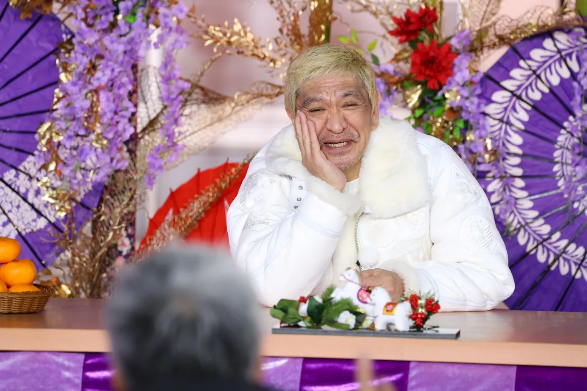 松本人志、2026年初の生出演・新年あいさつ＆巨大垂れ幕　さらに“ビッグゲスト”3人登場　『DOWNTOWN+』生配信